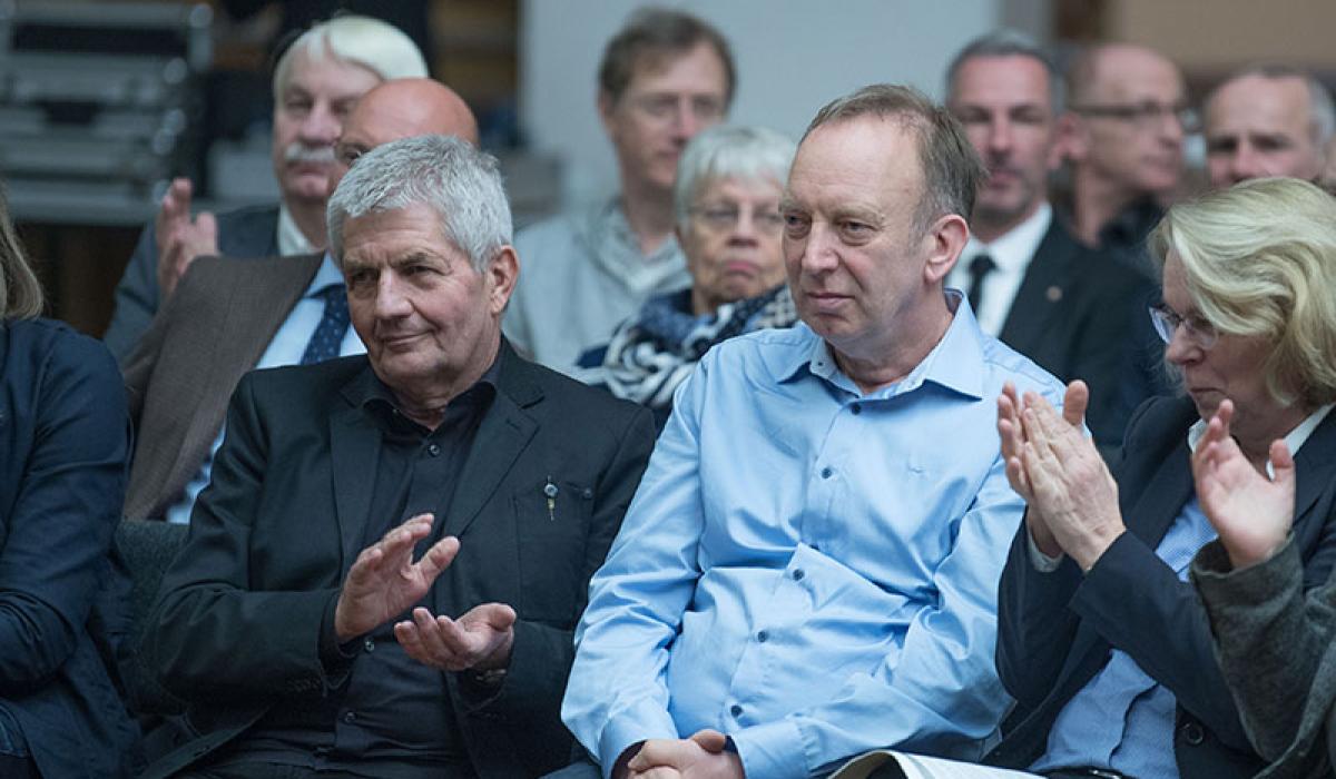 Tom Sello (blaues Hemd) während der Standortkonfrenz im November 2019 (Foto: photothek)