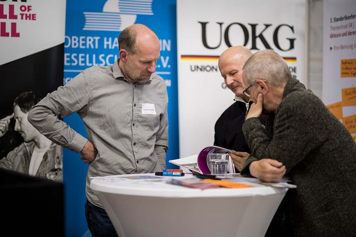 Während der 3. Standortkonferenz am 4. März 2019. Am Stand der unabhängigen Inititativen | Foto: Florian Gärtner//photothek.net