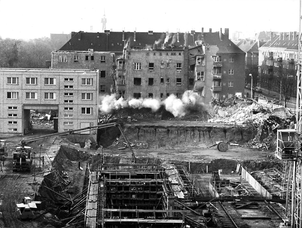 Abriss der Bruno-Taut-Wohnhäuser zur Vorbereitung des Baus von "Haus 18" | Bild: Stasi-Mediathek Abriss der Tauthäuser